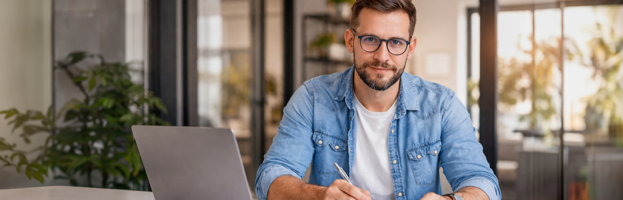 Mann arbeitet am Laptop im Büro